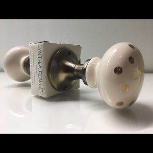 Set of porcelain door knobs